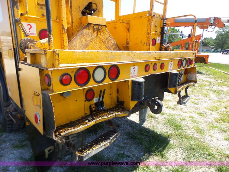 image for item K5717 2006 International 7300 digger derrick truck