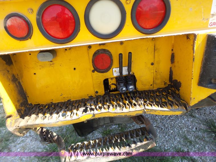 image for item K5717 2006 International 7300 digger derrick truck