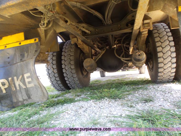 image for item K5717 2006 International 7300 digger derrick truck