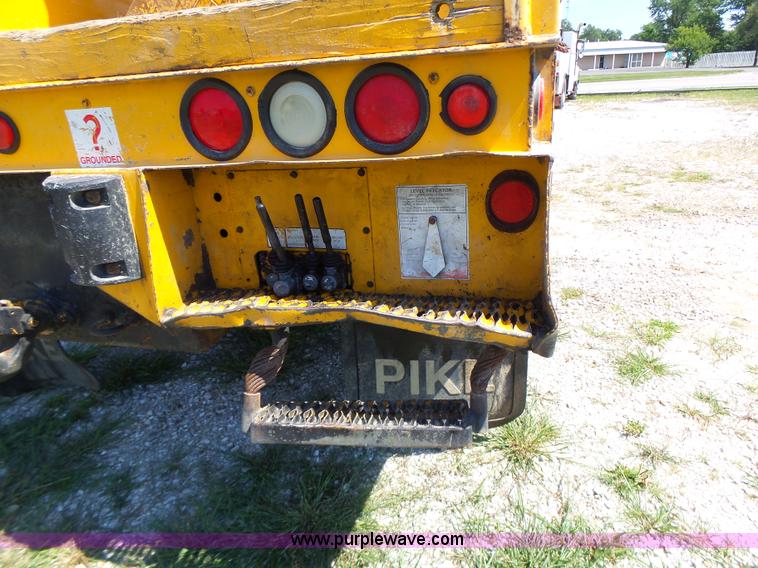 image for item K5717 2006 International 7300 digger derrick truck