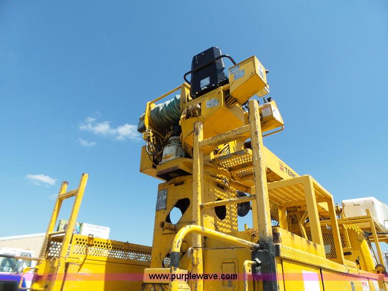 image for item K5717 2006 International 7300 digger derrick truck