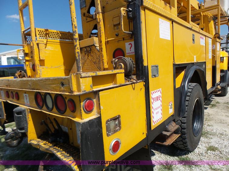 image for item K5717 2006 International 7300 digger derrick truck