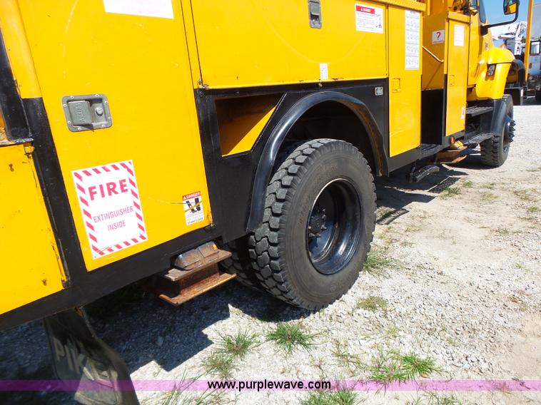 image for item K5717 2006 International 7300 digger derrick truck