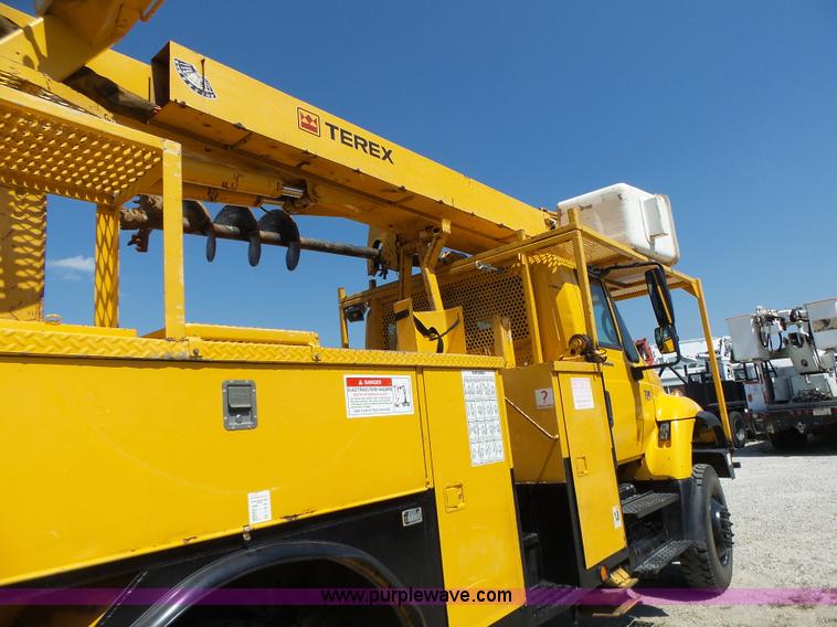 image for item K5717 2006 International 7300 digger derrick truck