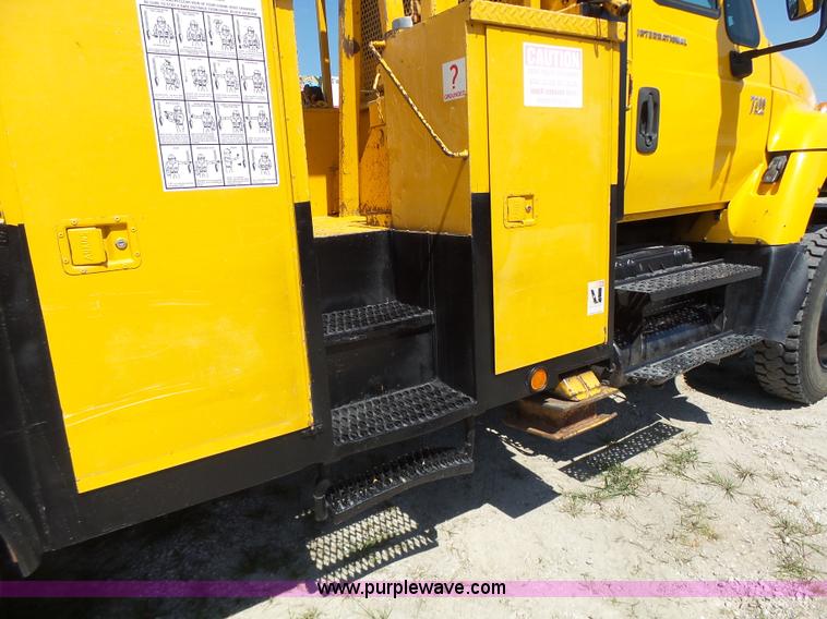 image for item K5717 2006 International 7300 digger derrick truck