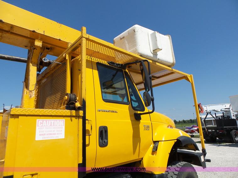 image for item K5717 2006 International 7300 digger derrick truck