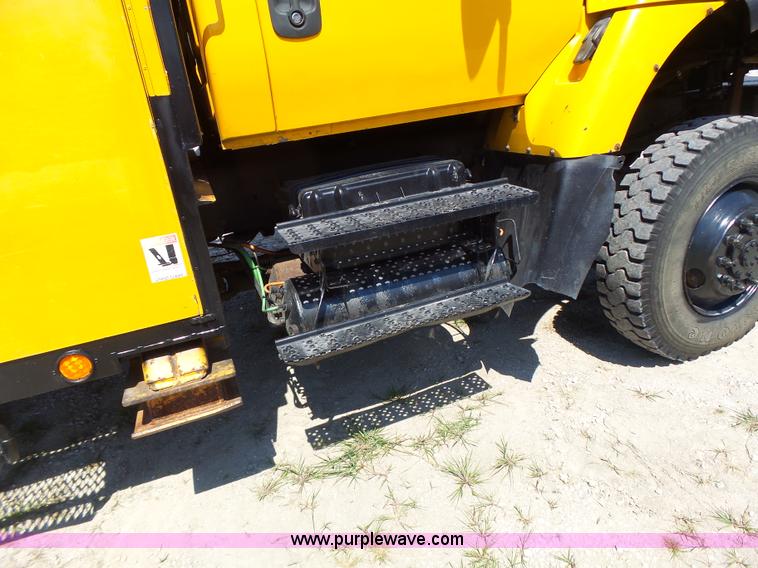 image for item K5717 2006 International 7300 digger derrick truck