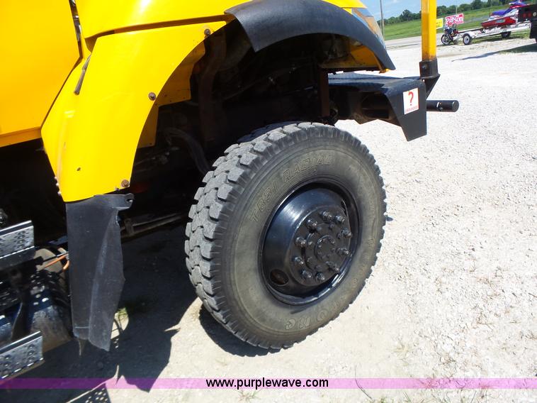 image for item K5717 2006 International 7300 digger derrick truck