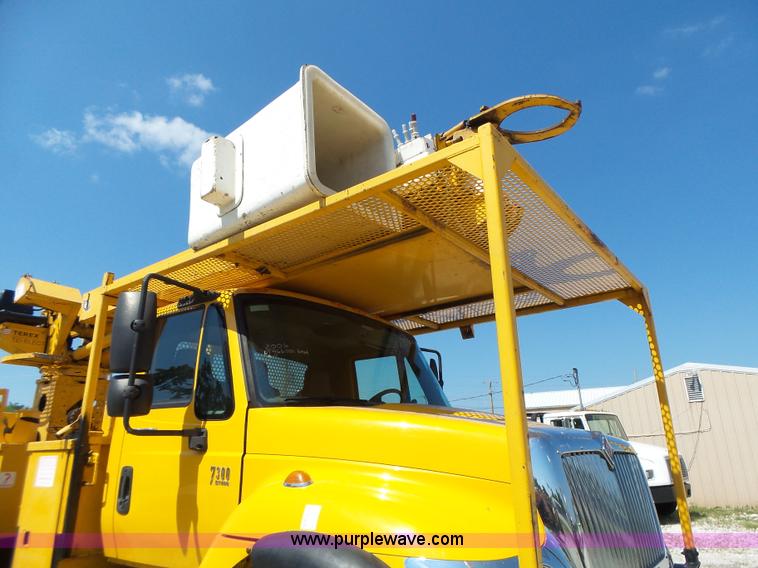 image for item K5717 2006 International 7300 digger derrick truck