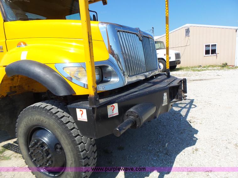 image for item K5717 2006 International 7300 digger derrick truck