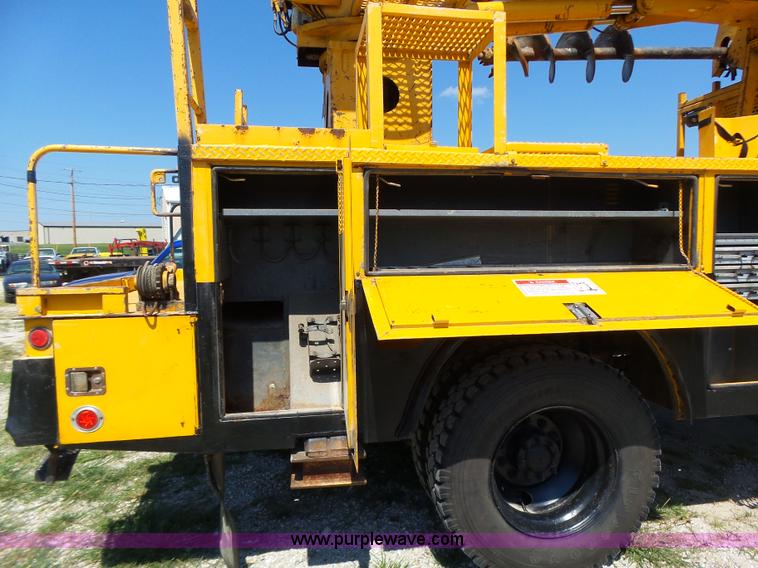 image for item K5717 2006 International 7300 digger derrick truck