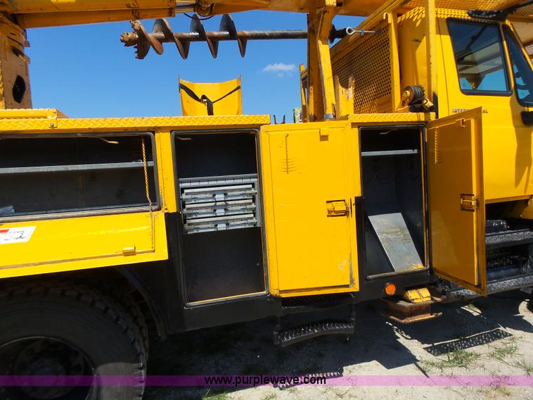 image for item K5717 2006 International 7300 digger derrick truck