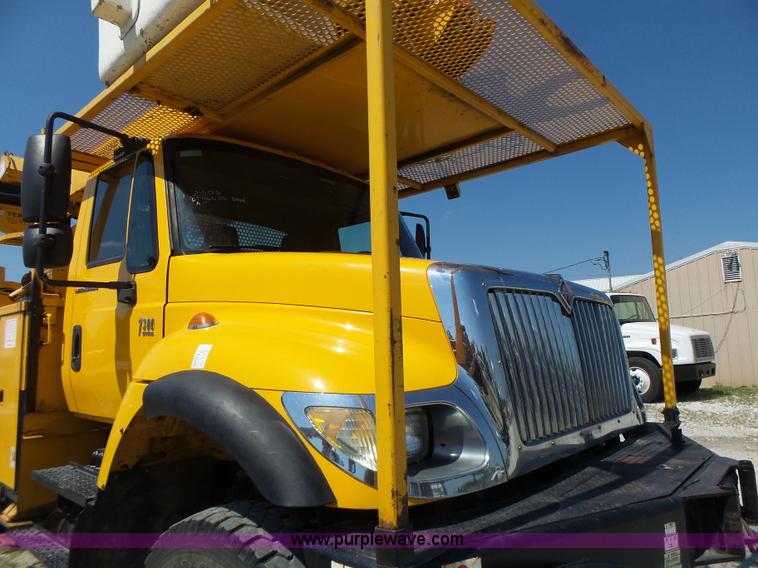 image for item K5717 2006 International 7300 digger derrick truck