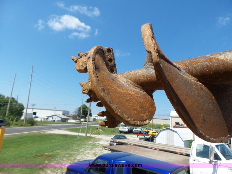 image for item K5717 2006 International 7300 digger derrick truck