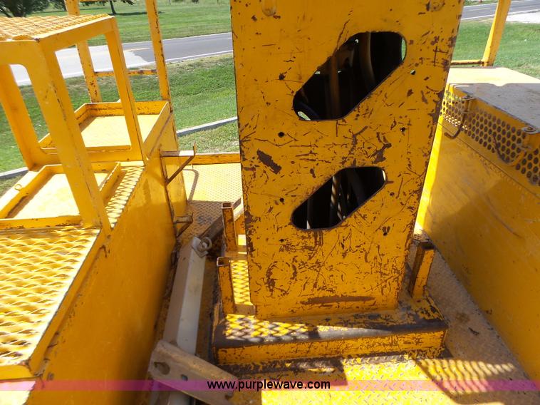 image for item K5717 2006 International 7300 digger derrick truck