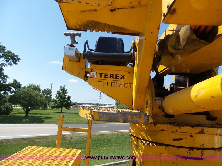 image for item K5717 2006 International 7300 digger derrick truck