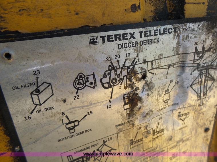 image for item K5717 2006 International 7300 digger derrick truck