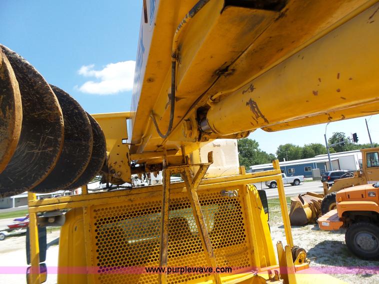 image for item K5717 2006 International 7300 digger derrick truck