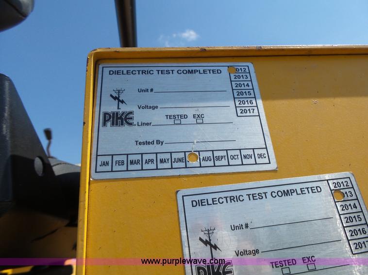 image for item K5717 2006 International 7300 digger derrick truck