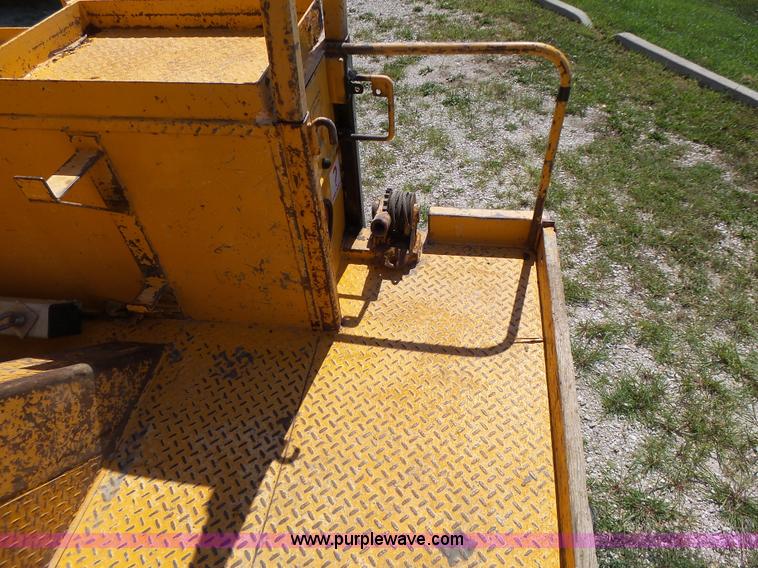 image for item K5717 2006 International 7300 digger derrick truck