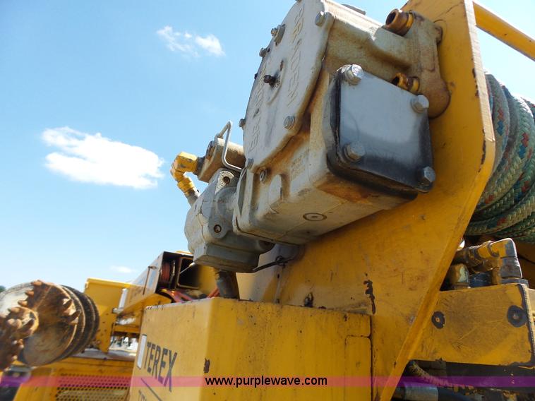 image for item K5717 2006 International 7300 digger derrick truck