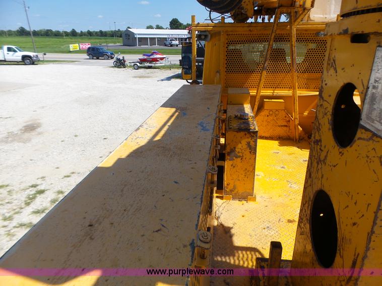 image for item K5717 2006 International 7300 digger derrick truck