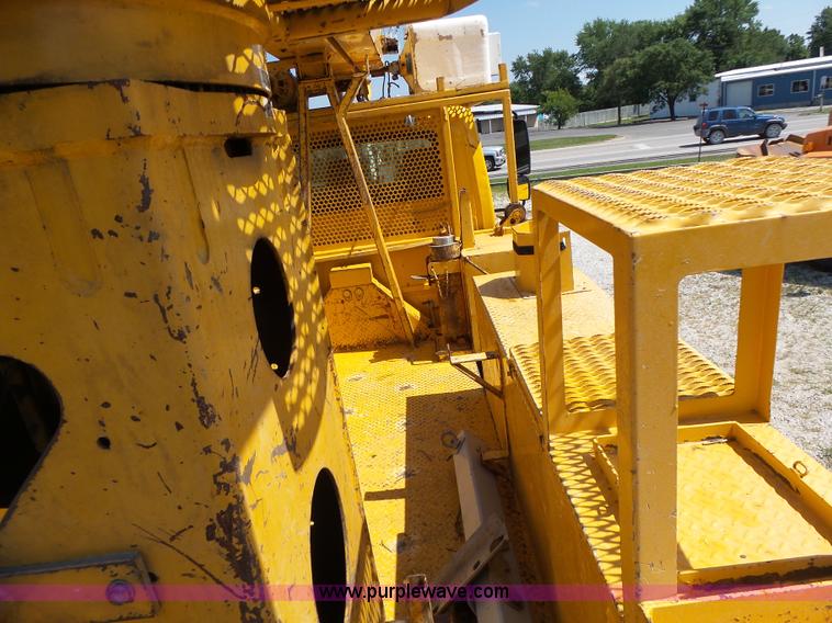 image for item K5717 2006 International 7300 digger derrick truck