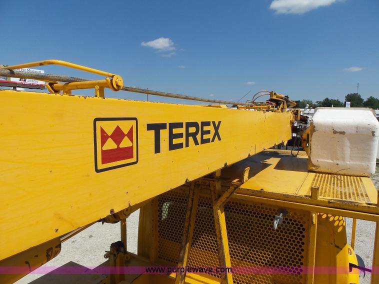 image for item K5717 2006 International 7300 digger derrick truck