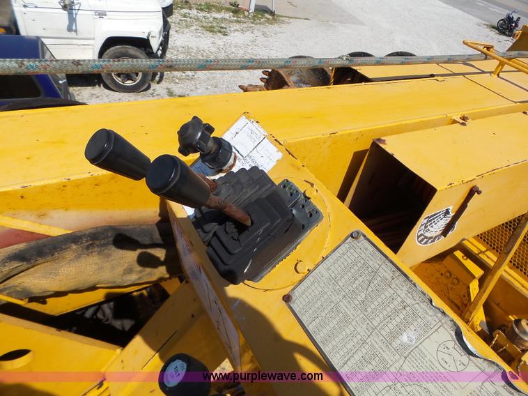 image for item K5717 2006 International 7300 digger derrick truck