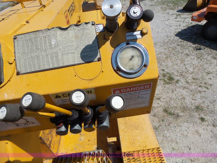 image for item K5717 2006 International 7300 digger derrick truck