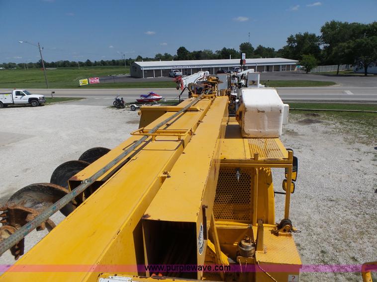 image for item K5717 2006 International 7300 digger derrick truck