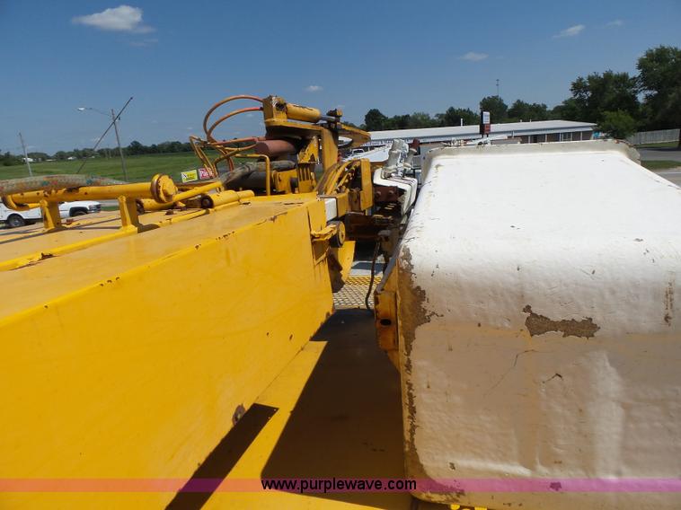 image for item K5717 2006 International 7300 digger derrick truck