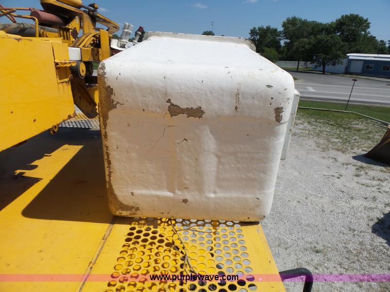 image for item K5717 2006 International 7300 digger derrick truck