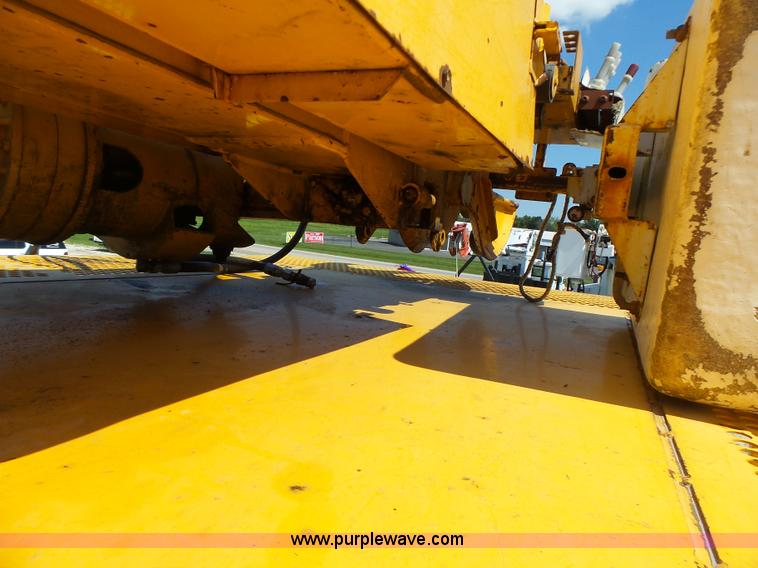 image for item K5717 2006 International 7300 digger derrick truck