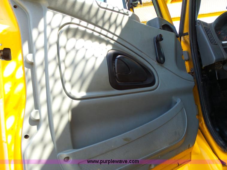 image for item K5717 2006 International 7300 digger derrick truck