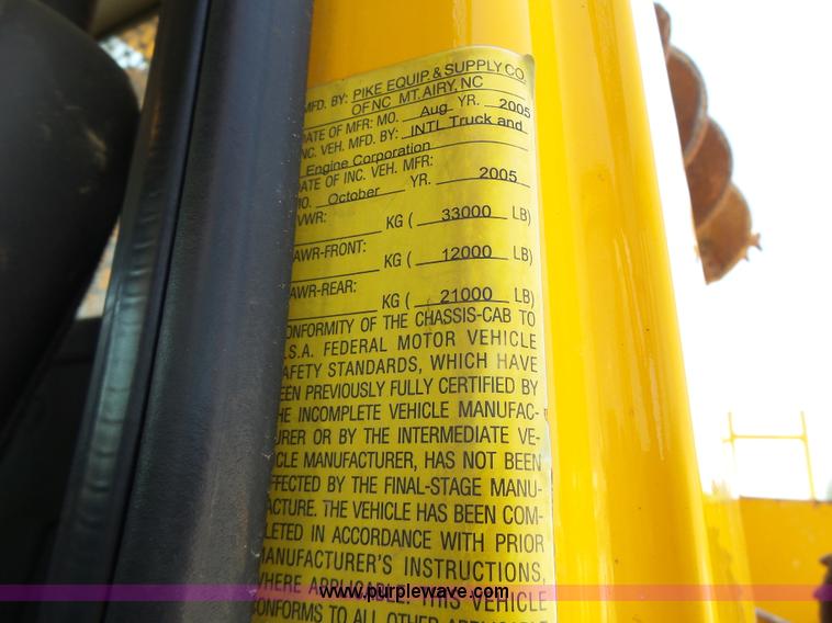 image for item K5717 2006 International 7300 digger derrick truck