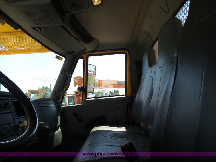 image for item K5717 2006 International 7300 digger derrick truck