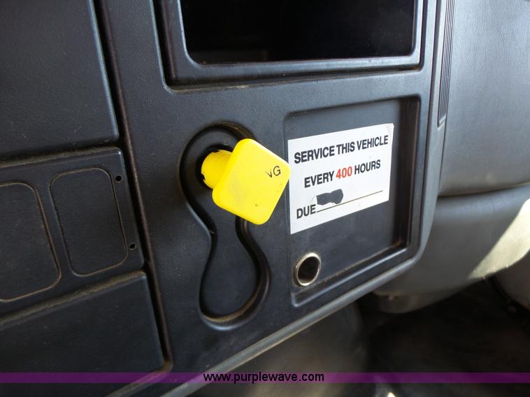 image for item K5717 2006 International 7300 digger derrick truck