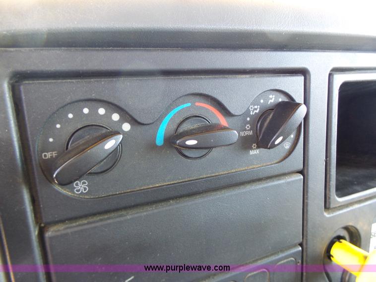 image for item K5717 2006 International 7300 digger derrick truck