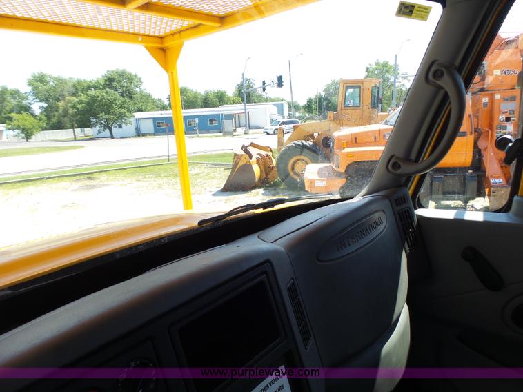 image for item K5717 2006 International 7300 digger derrick truck