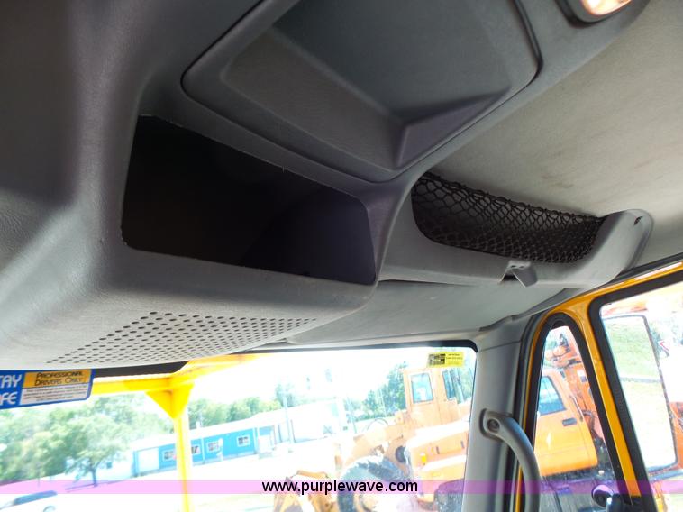 image for item K5717 2006 International 7300 digger derrick truck