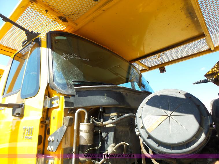 image for item K5717 2006 International 7300 digger derrick truck