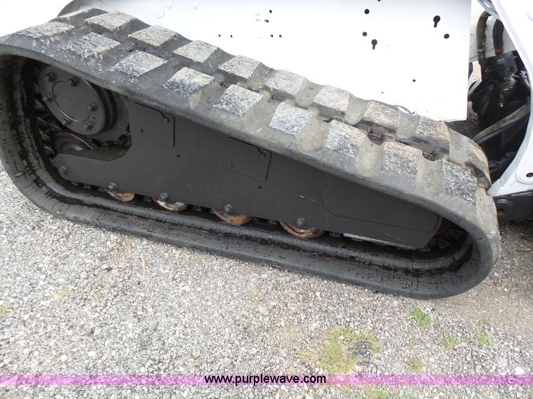 image for item L1585 2001 Bobcat 864T skid steer