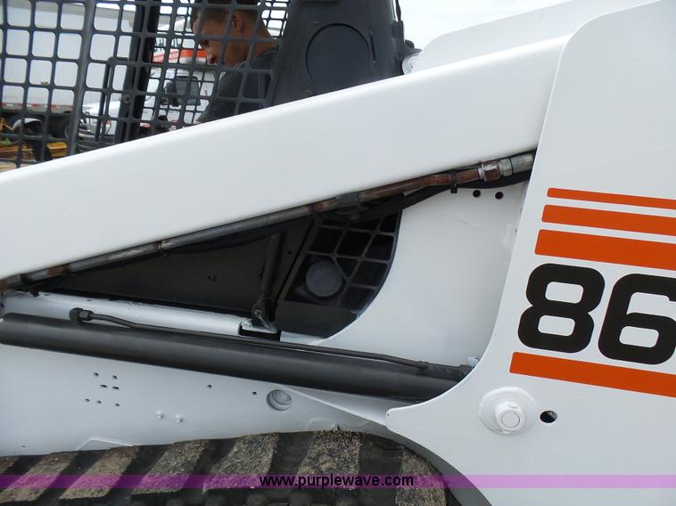 image for item L1585 2001 Bobcat 864T skid steer