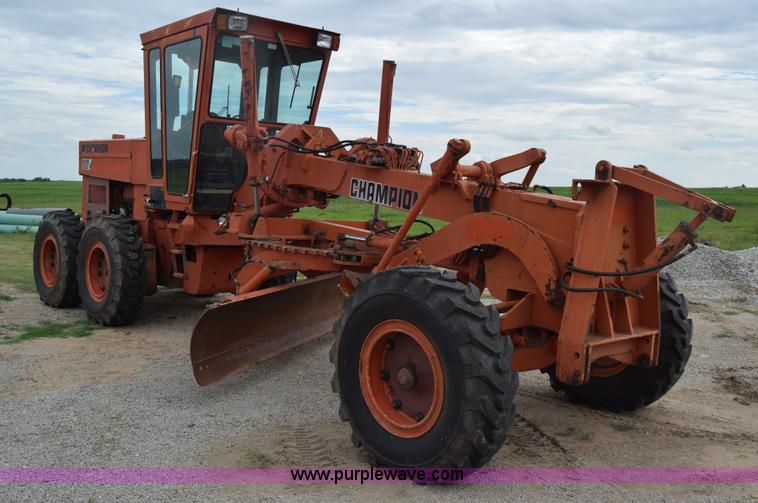 image for item L2582 1984 Champion 710A motor grader
