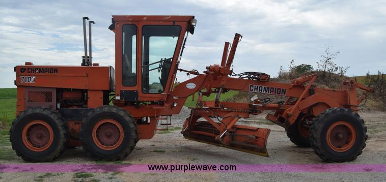 image for item L2582 1984 Champion 710A motor grader