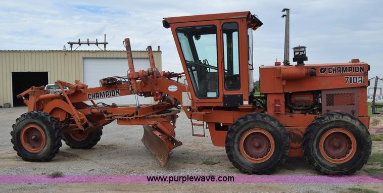 image for item L2582 1984 Champion 710A motor grader