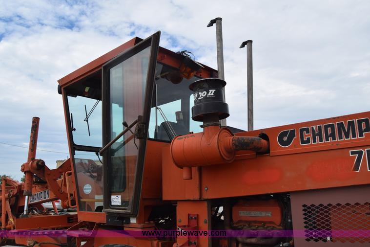 image for item L2582 1984 Champion 710A motor grader