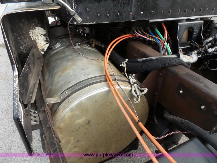 image for item L3516 1994 Kenworth T600 roll-off truck