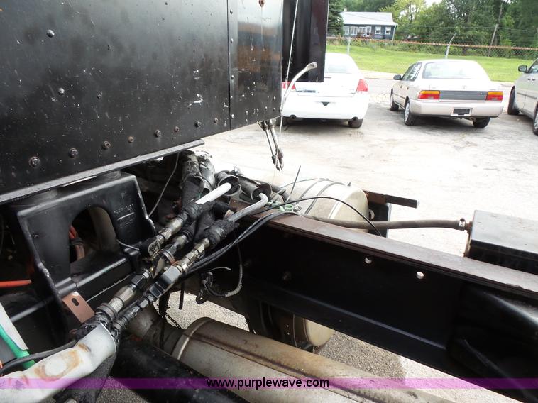 image for item L3516 1994 Kenworth T600 roll-off truck